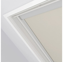 Detail strešného okna s roletou