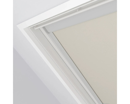 Detail strešného okna s roletou