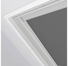 Sivá roleta v strešnom okne s bielym rámom