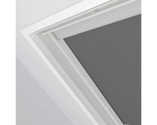 Sivá roleta v strešnom okne s bielym rámom