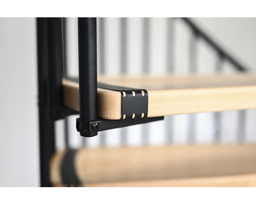 Detail točitého schodiska s drevenými stupňami a kovovým zábradlím