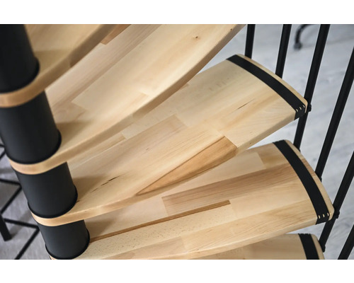 Detailný pohľad na točité schodisko s drevenými schodmi a čiernym kovovým zábradlím.