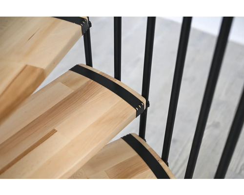 Detail dreveného schodiska s kovovým zábradlím