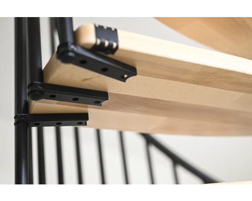 Detailný pohľad na točité schodisko s drevenými stupňami a oceľovou konštrukciou