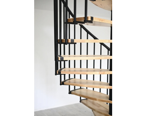 Detailný pohľad na točité schodisko s drevenými stupňami a kovovým zábradlím