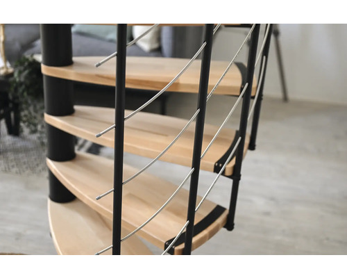 Detailný pohľad na točité schodisko s drevenými stupňami a zábradlím