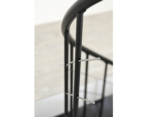 Detailný pohľad na čierne kovové zábradlie pre točité schodisko.