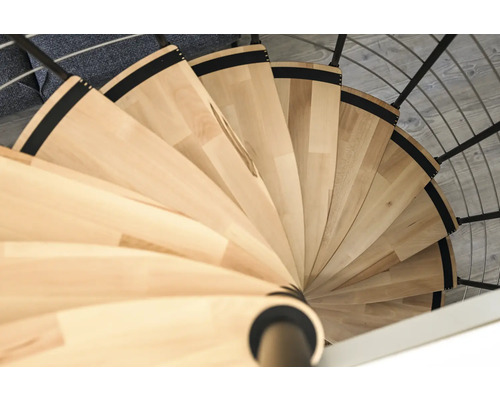 Pohľad na drevené točité schodisko s kovovým zábradlím.