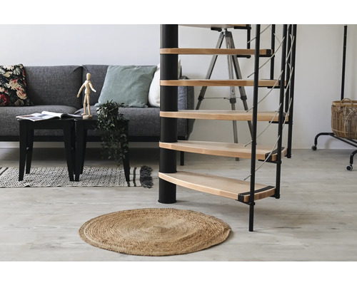 Obývacia izba so špirálovým schodiskom, pohovkou a dekoráciou