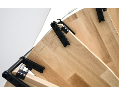 Detailný pohľad na drevenú policu s čiernym kovovým rámom