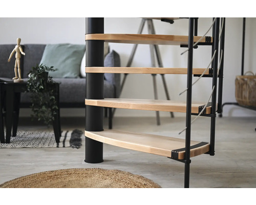 Pohľad do miestnosti s kovovým a dreveným točitým schodiskom