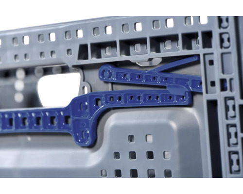 Detailný pohľad na sivý úložný box s modrým strmeňovým uzáverom