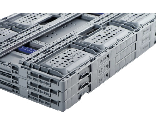 Stoh sivých plastových euro prepraviek s otvormi pre úchop