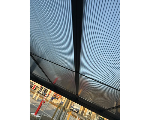 Detailný pohľad na priehľadné zastrešenie terasy s prúžkovaným vzorom