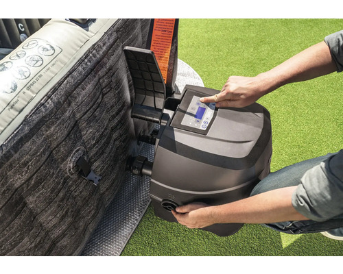 Nafukovacia vírivka s ovládacími prvkami a osobou vykonávajúcou nastavenia.