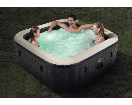 Nafukovacia vírivka s tromi osobami v záhrade