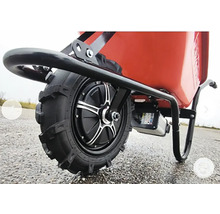 Detail motorizovaného fúrika s kolesom