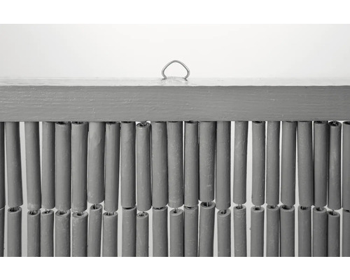 Pohľad na ozdobný bambusový záves na dvere