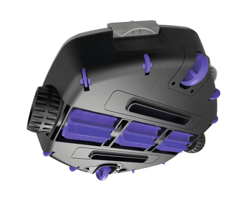 Pohľad zdola na čistiaceho robota na bazén