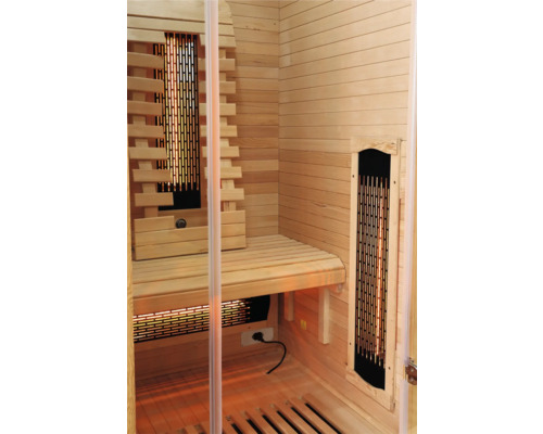 Vnútorný pohľad na drevenú saunu s lavicami a infračervenými žiaričmi