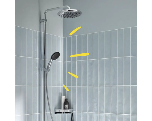 Sprchový stĺp s hlavovou a ručnou sprchou pred obloženou stenou