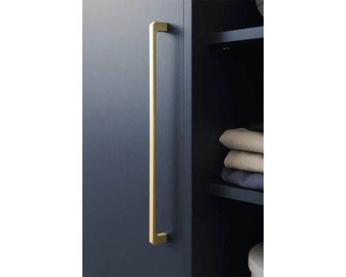 Dvere skrine s dlhou, rovnou rukoväťou