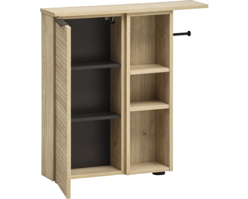 Otvorená kúpeľňová skrinka s policami a dvierkami