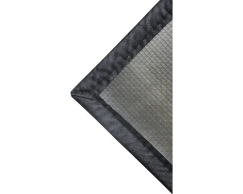 Detailný záber šedej podlahovej rohože s tmavým okrajom