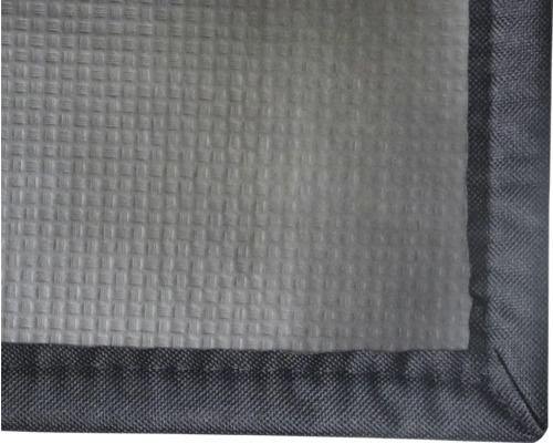 Detail textílie so štruktúrovaným povrchom a lemovaným okrajom