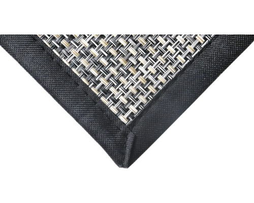 Detailný pohľad na prestieranie s textilným vzorom a bordúrou