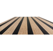 Akustický panel s dreveným vzhľadom a čiernymi pruhmi