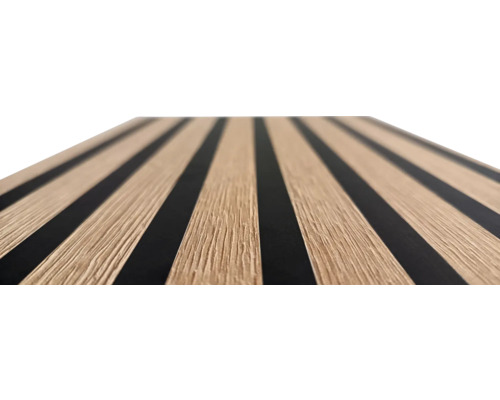 Akustický panel s dreveným vzhľadom a čiernymi pruhmi