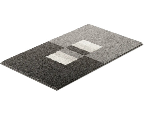 Sivý koberec s geometrickým vzorom