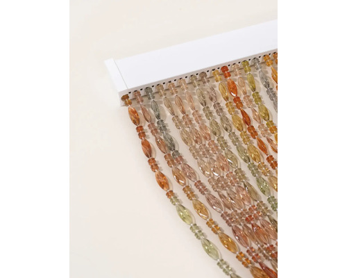 Dekoratívny dverný záves s farebnými plastovými korálikmi.