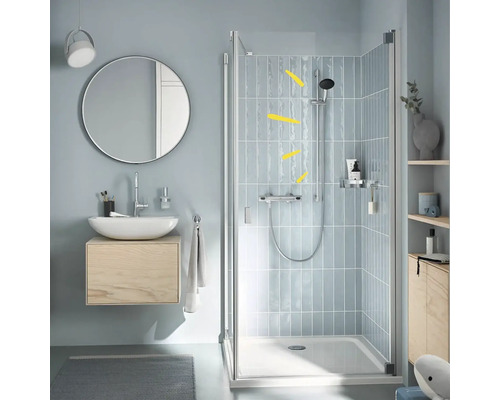 Moderná kúpeľňa so sprchou, umývadlom a zrkadlom