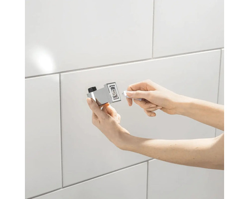 Montáž dverového dorazu v kúpeľni.