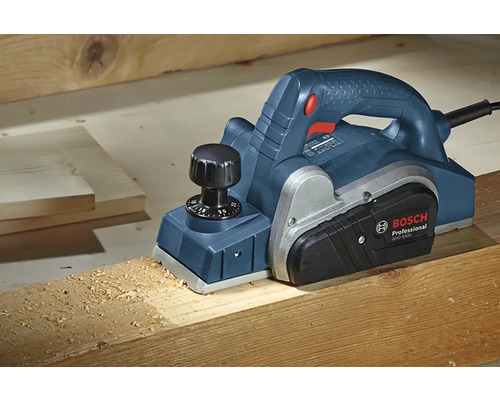 Elektrický hoblík Bosch na drevenej doske