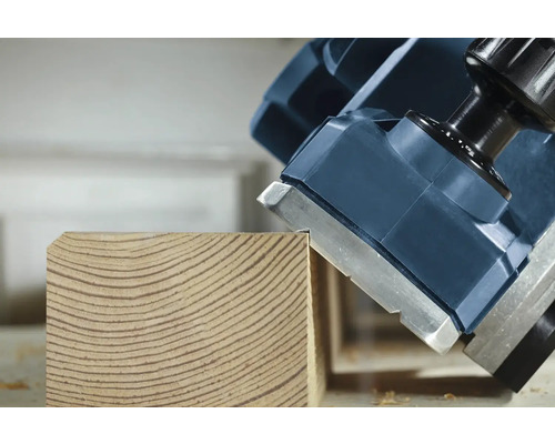 Elektrický hoblík v prevádzke na drevenom obrobku.