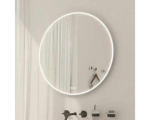 Okrúhle zrkadlo s LED osvetlením v kúpeľni.