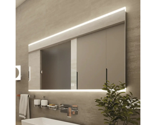 Osvetlená zrkadlová skrinka v kúpeľni s umývadlom a batériami