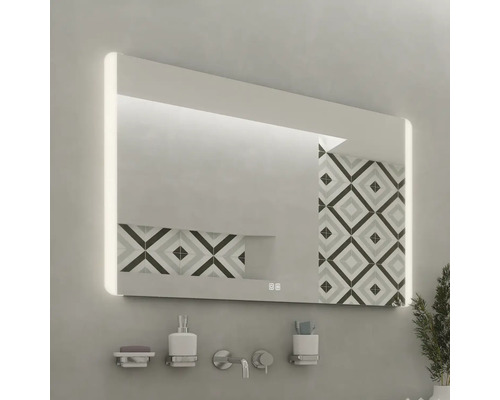 Obdĺžnikové zrkadlo s osvetlením v kúpeľni