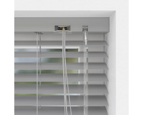 Detail šedej žalúzie na okne