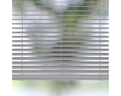 Horizontálne žalúzie na dekoráciu okien a reguláciu svetla