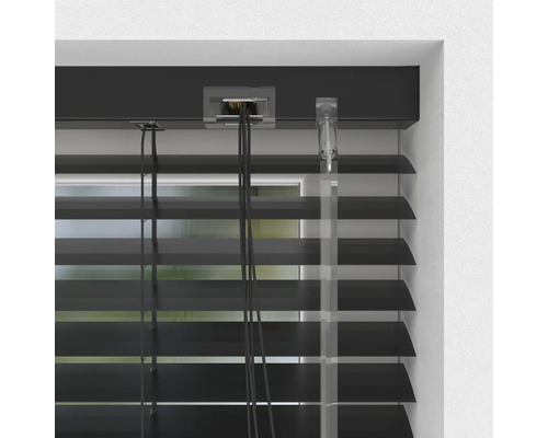 Detail čiernych žalúzií v okne.