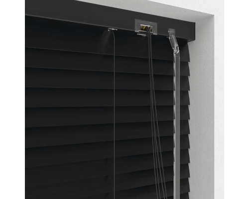 Detailný pohľad na čierne žalúzie s ovládacím mechanizmom