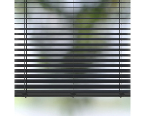 Zatvorená žalúzia na dekoráciu okien a súkromie