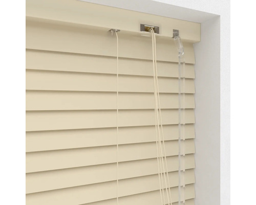 Zatvorené žalúzie pri okne