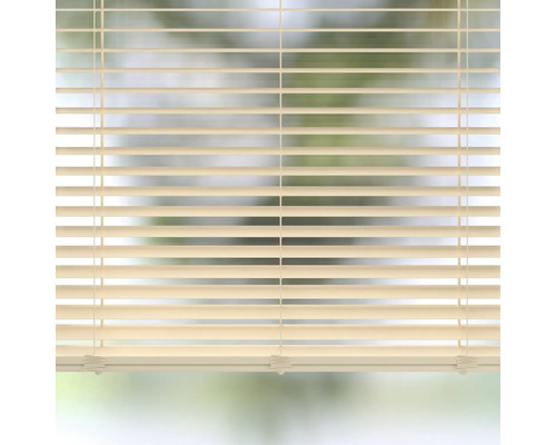 Horizontálna žalúzia pred oknom na reguláciu svetla.