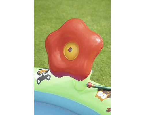 Nafukovací detský bazén s červenou postrekovacou hlavicou v záhrade.