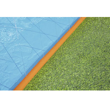 Vodná hracia podložka na trávniku s okrajom